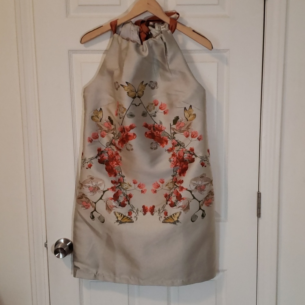 Sleeveless shift dress.